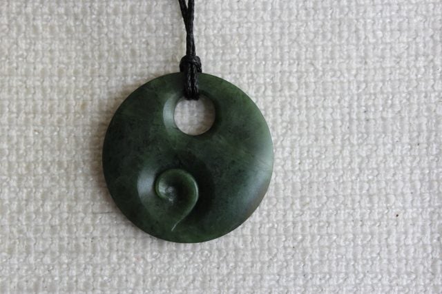 BEAUTIFUL KAWAKAWA/MEDIUM KORU-DISC PENDANT Carousel 3