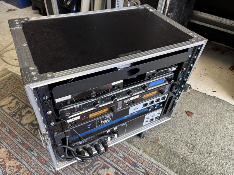 Soundcraft Ui 16 PA with Wireless Microphones, DIs and In-ear monitors Carousel 2
