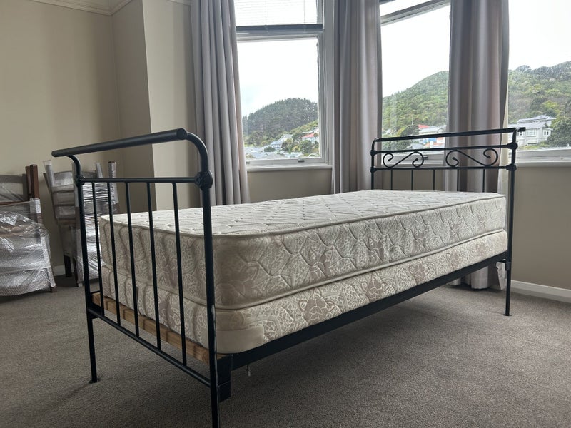 Single bed and frame Carousel 1