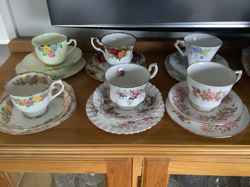 Bone china Carousel 1