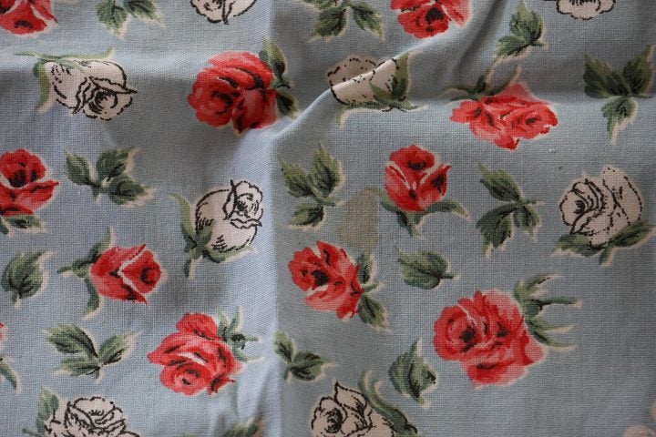Very Pretty Vintage Rose Tablecloth / Supper Cloth. Carousel 5