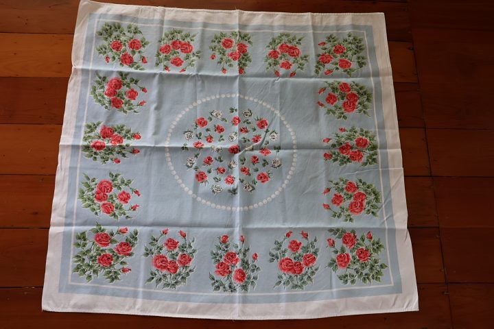 Very Pretty Vintage Rose Tablecloth / Supper Cloth. Carousel 2