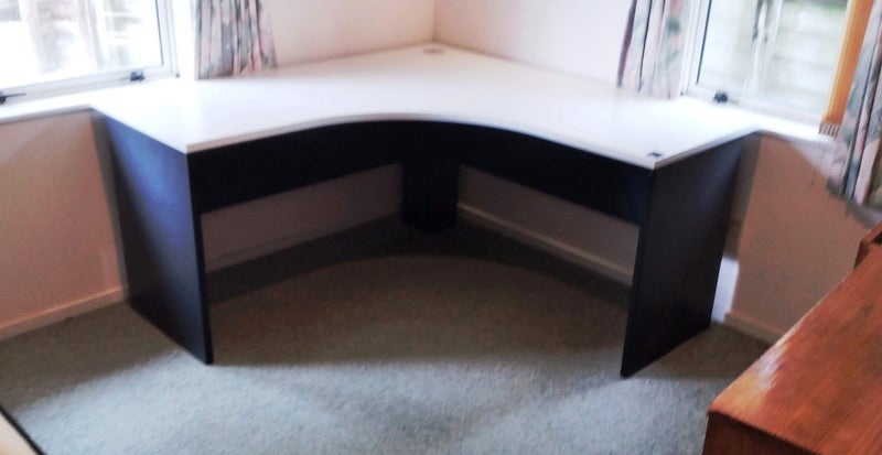 Corner Desk Carousel 1