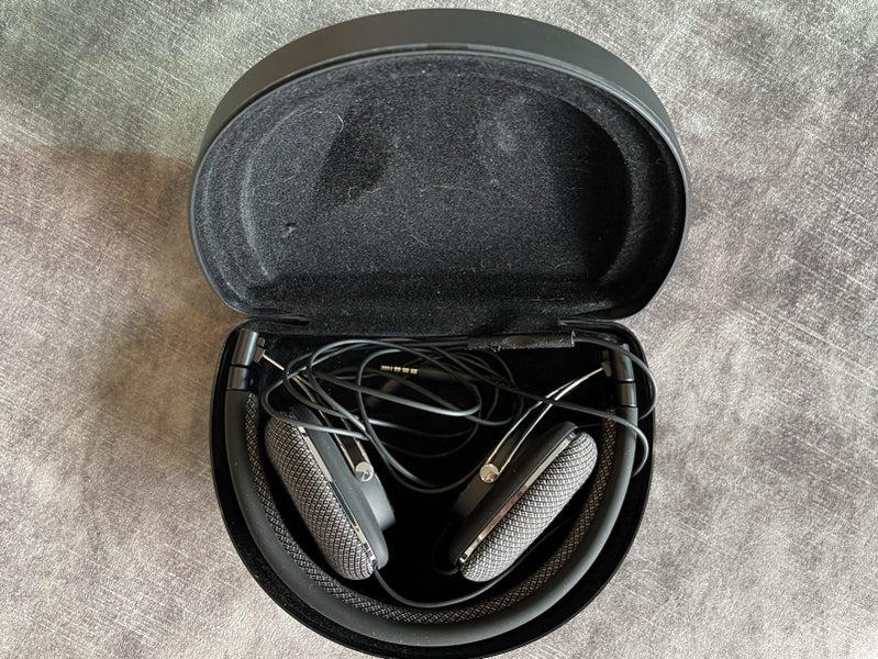 Bowers and Wilkin P3 Headphones Carousel 2