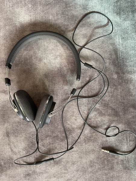Bowers and Wilkin P3 Headphones Carousel 1