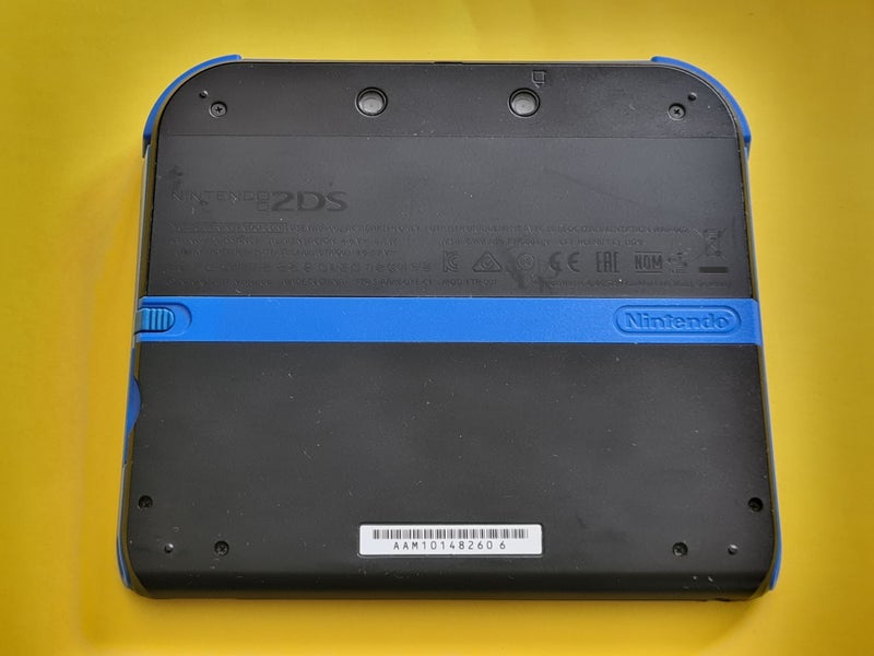 Nintendo 2DS + Game Carousel 4
