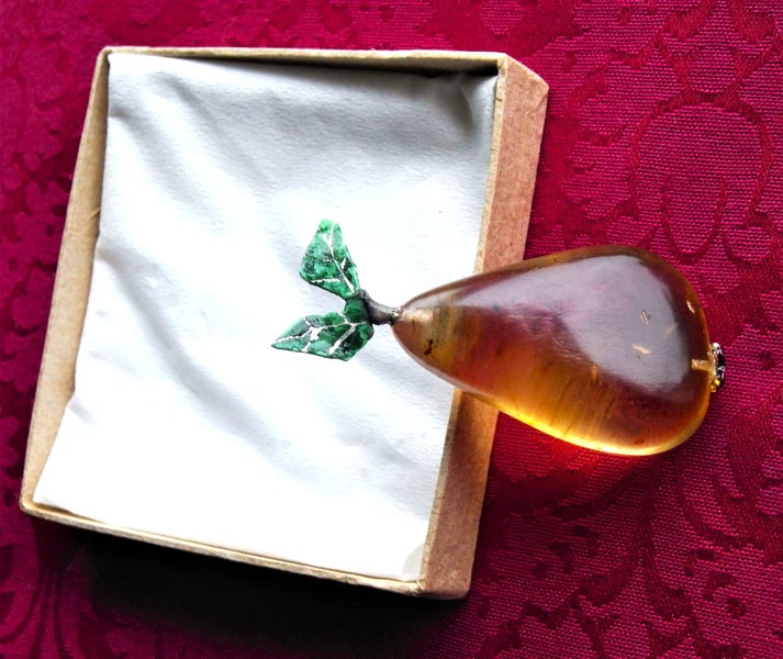 JEWELLERS ESTATE MUSEUM KAURI AMBER PEAR SHAPE WITH GREEN ENAMEL SILVER LEAVES Carousel 1