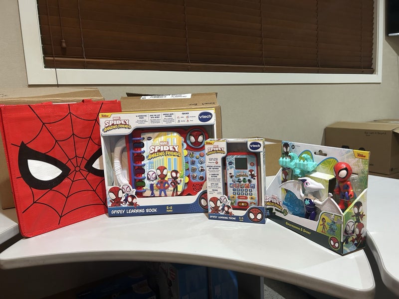 Spidey gift set Carousel 1