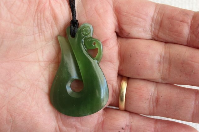 BEAUTIFUL MANAIA PENDANT KAHURANGI POUNAMU #D9 Carousel 2