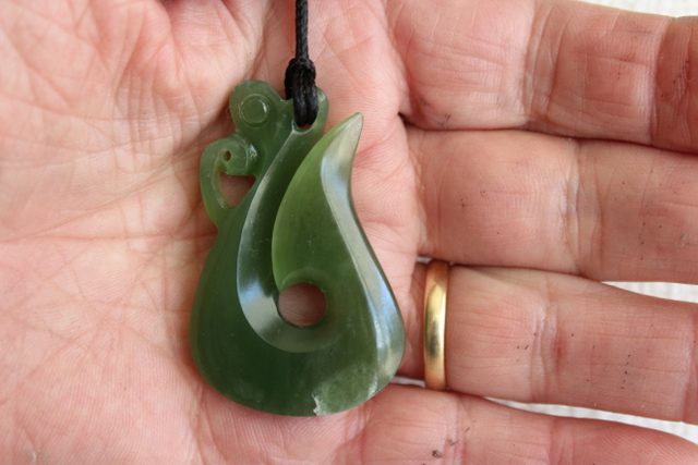 BEAUTIFUL MANAIA PENDANT KAHURANGI POUNAMU #D9 Carousel 1