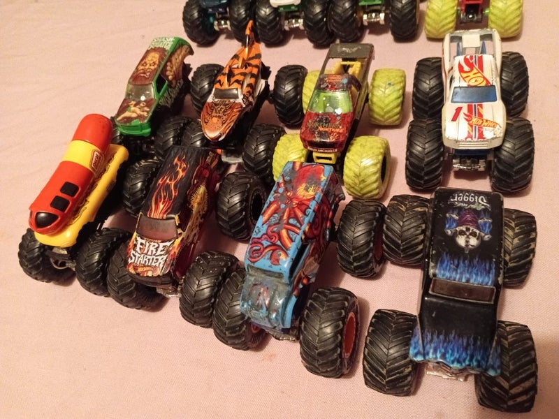 Monster trucks x8 - 1st set Carousel 1