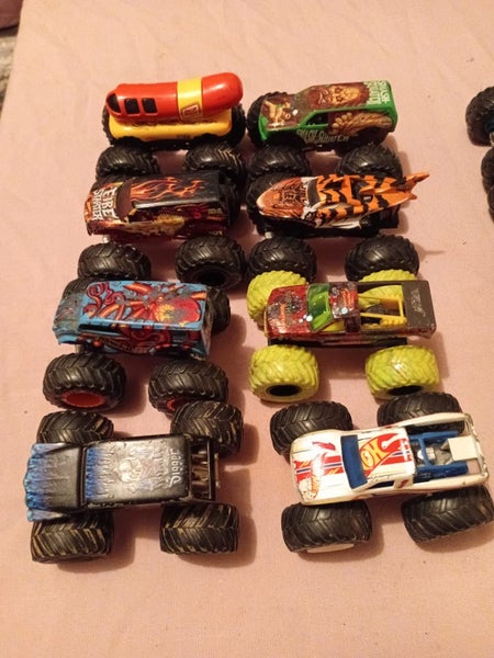 Monster trucks x8 - 1st set Carousel 3