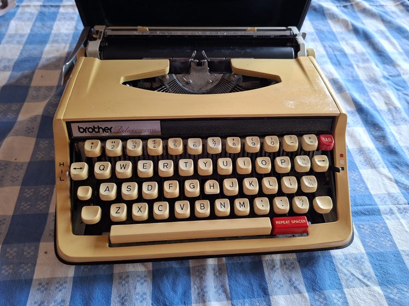 Vintage Typewriter Brother Deluxe 850TR Carousel 2