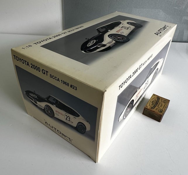 AUTOart 1:18 Toyota 2000 GT SCCA 1968 #23 Carousel 16