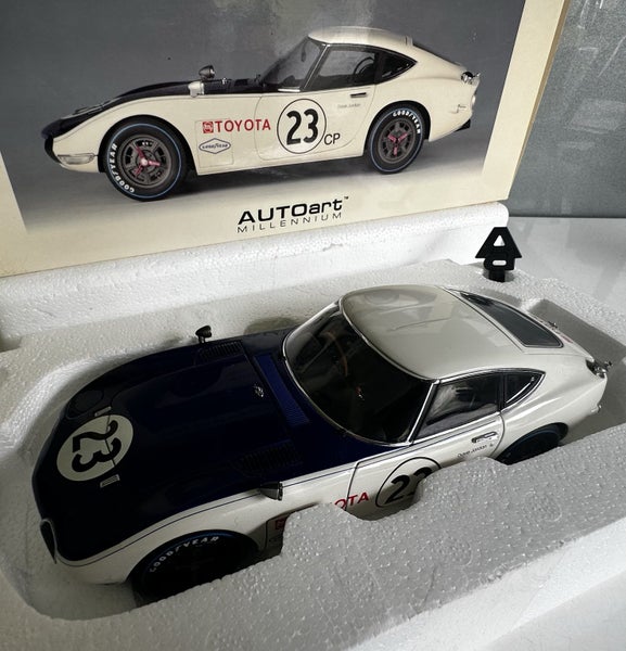 AUTOart 1:18 Toyota 2000 GT SCCA 1968 #23 Carousel 1