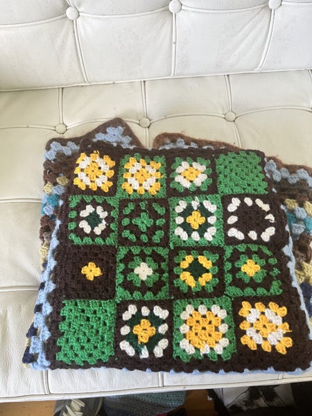 Vintage crochet lambs wool rug.100cm x 100cm Carousel 4