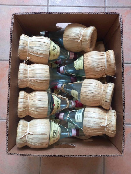 DISPLAY WINE BOTTLES Chianti Bottles x 16 Carousel 1