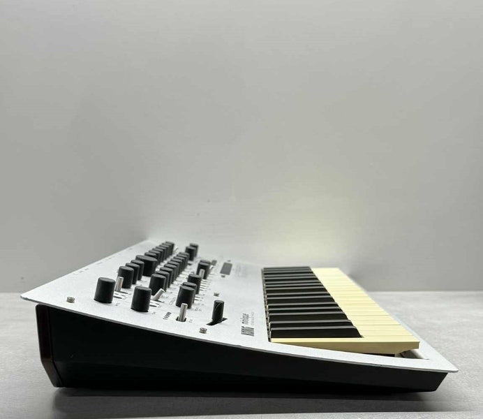 Korg Minilogue 4-Voice Analogue Synthesizer Carousel 2