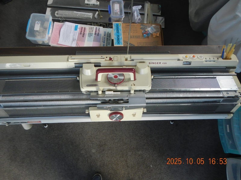 Singer Fine Gauge Knitting Machine F370K with Ribber FRP-70 Carousel 1