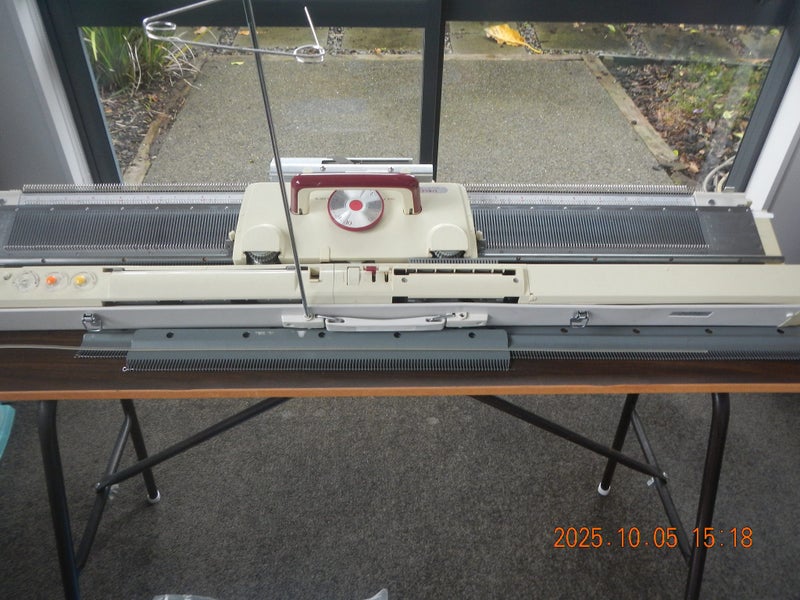 Singer Fine Gauge Knitting Machine F370K with Ribber FRP-70 Carousel 2