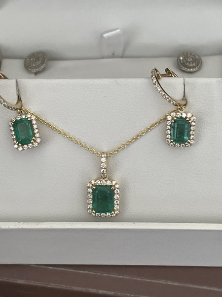 Emerald and diamond necklace and earrings Carousel 1