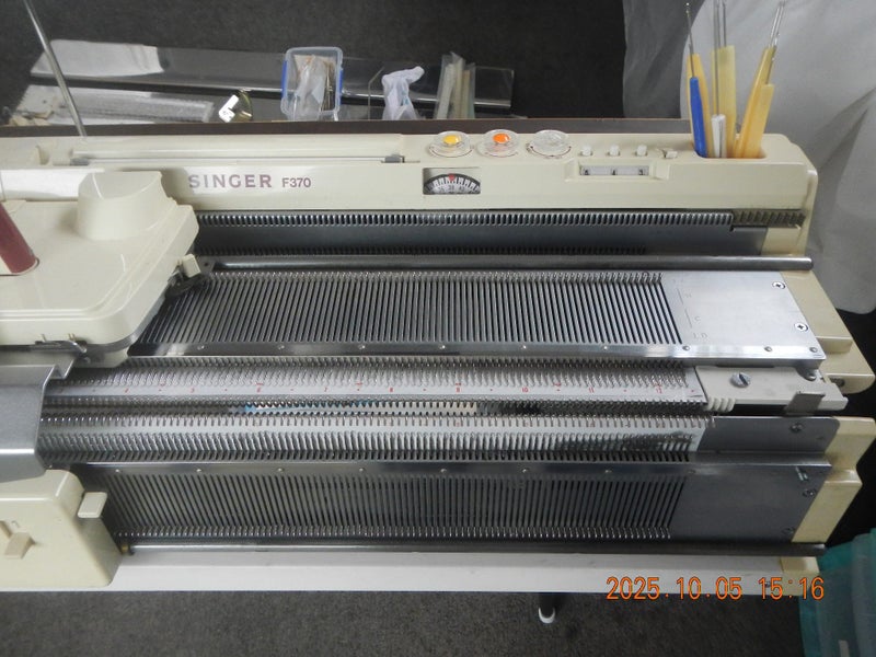 Singer Fine Gauge Knitting Machine F370K with Ribber FRP-70 Carousel 8