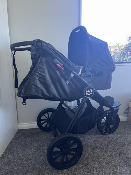 Baby jogger pram and bassinet Carousel 1