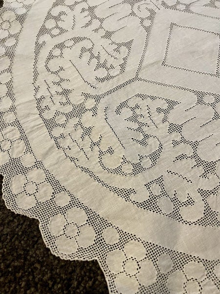 A stunning very fine white linen Table centre dresser cloth Carousel 2