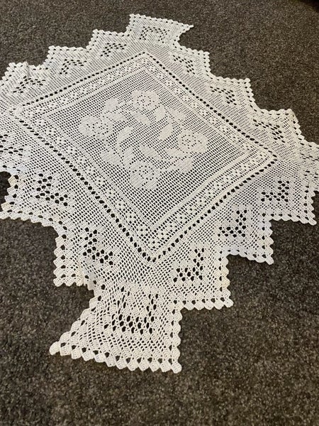 A stunning fine white filet crochet Table centre /dresser cloth Carousel 1