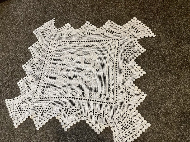 A stunning fine white filet crochet Table centre /dresser cloth Carousel 2