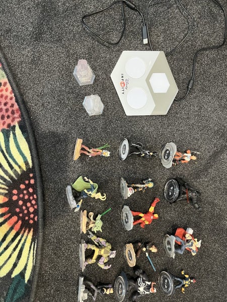 Disney Infinity characters and Disney infinity base Carousel 4