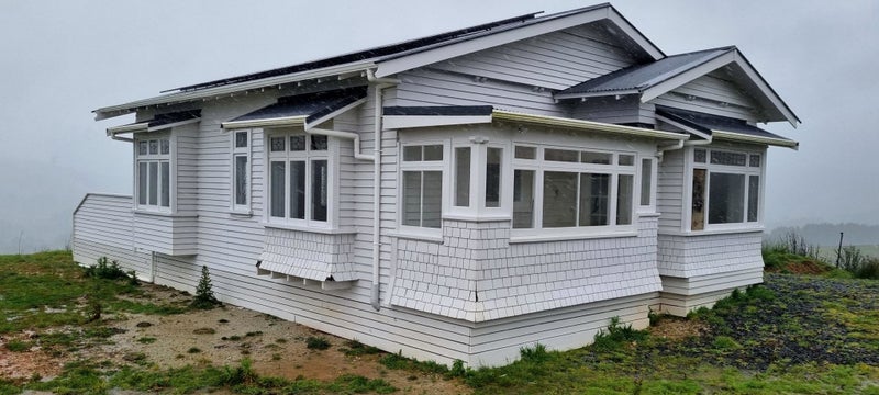 Bungalow for Removal – Character & Comfort, Nearly Renovated! Carousel 1