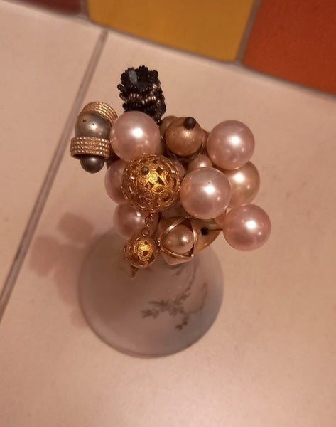 Vintage Hat Pins in Porcelain China Stand. Carousel 1
