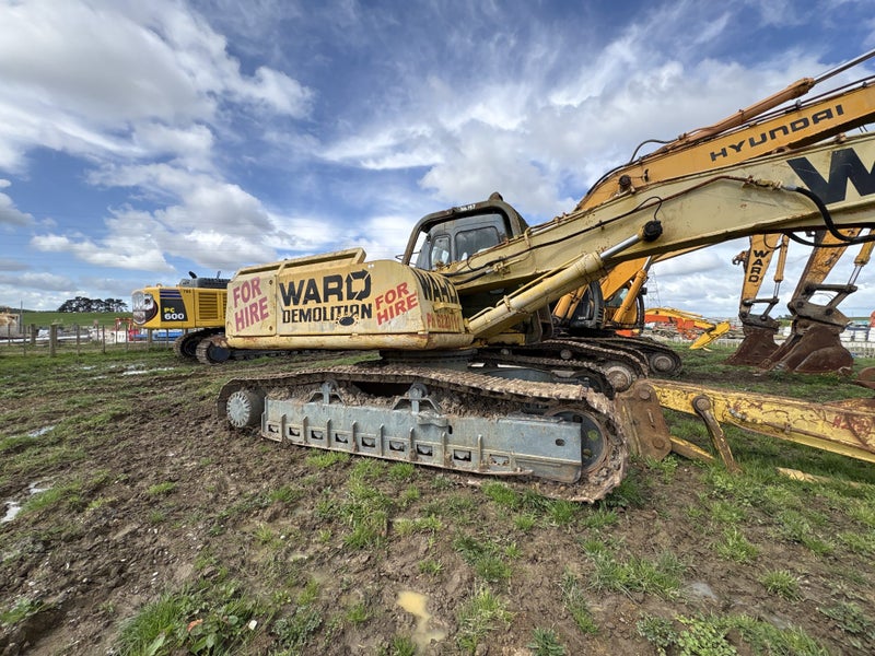 Komatsu 500 LC-7 Digger - Located in Auckland Carousel 2
