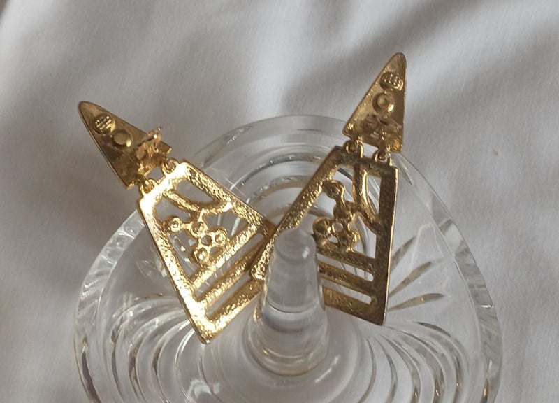 VINTAGE ART DECO OR RETRO INFLUENCE CREAM ENAMEL RHINESTONE EARRINGS CLIP ON Carousel 2