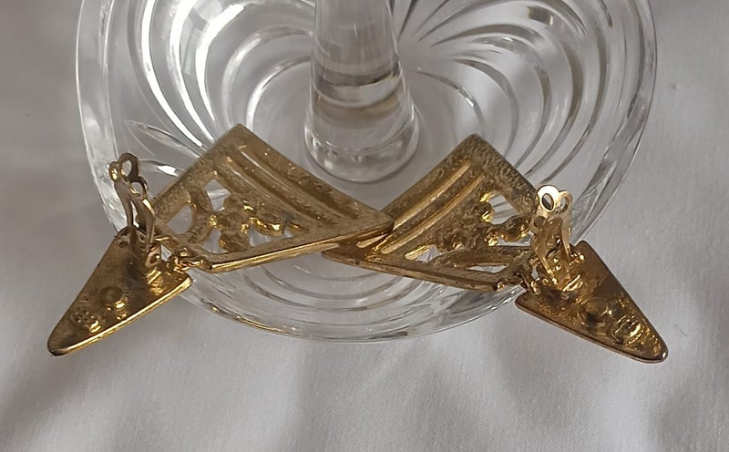 VINTAGE ART DECO OR RETRO INFLUENCE CREAM ENAMEL RHINESTONE EARRINGS CLIP ON Carousel 3