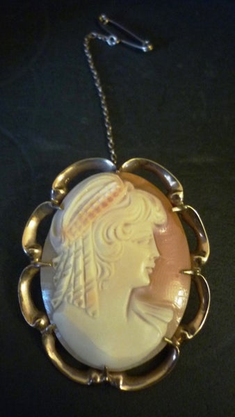 LARGE ANTIQUE CAMEO BROOCH/PENDANT IN 9CT GOLD Carousel 1