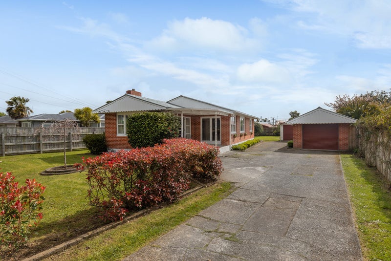 Beautiful Home with Studio & Multiple Garaging!63973742224387110