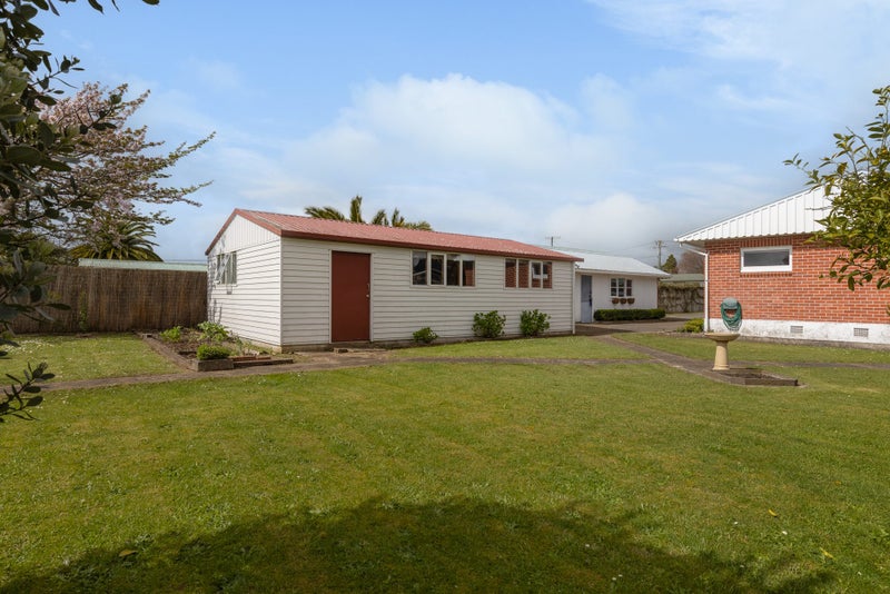 Beautiful Home with Studio & Multiple Garaging!63973742224387111