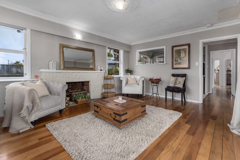 Beautiful Home with Studio & Multiple Garaging!63973742224387113