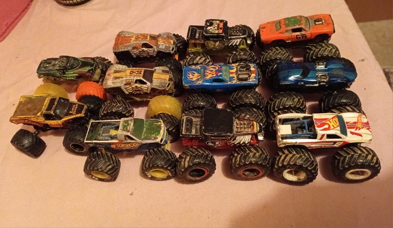 Monster trucks x11 - set 3 Carousel 4