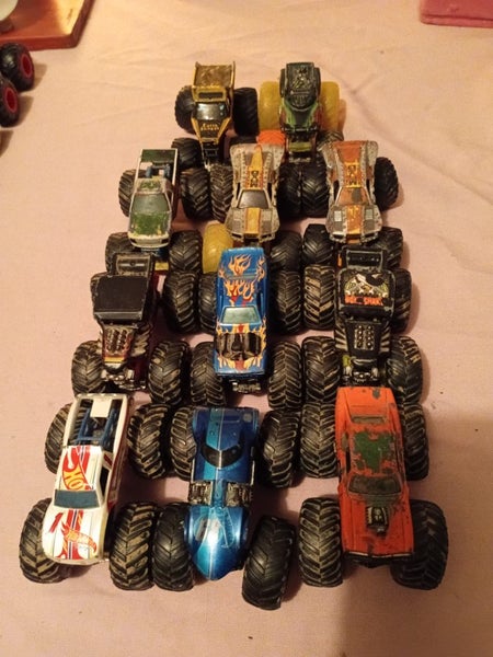 Monster trucks x11 - set 3 Carousel 1
