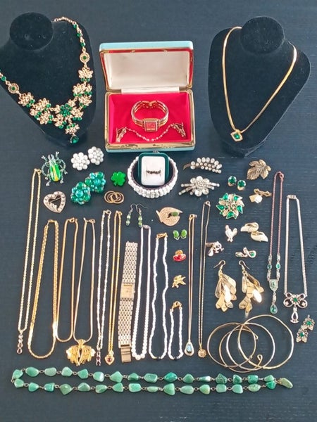 Estate Sale - Vintage Jewellery Collection Lot 1 Carousel 1