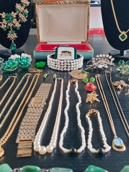 Estate Sale - Vintage Jewellery Collection Lot 1 Carousel 2