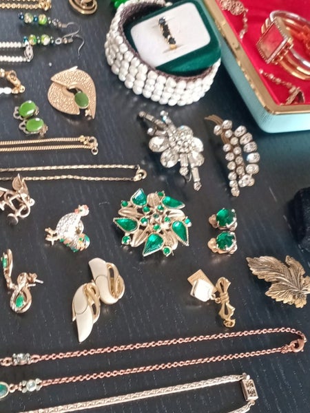 Estate Sale - Vintage Jewellery Collection Lot 1 Carousel 20