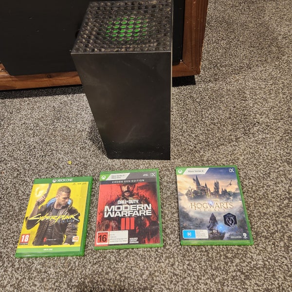 Xbox Series X + 4 Games Carousel 1