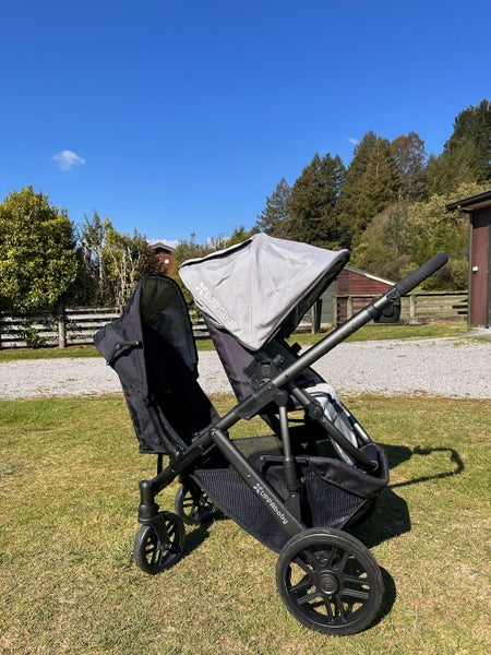 Uppababy Vista (2015) with bassinet & rumble seat Carousel 1