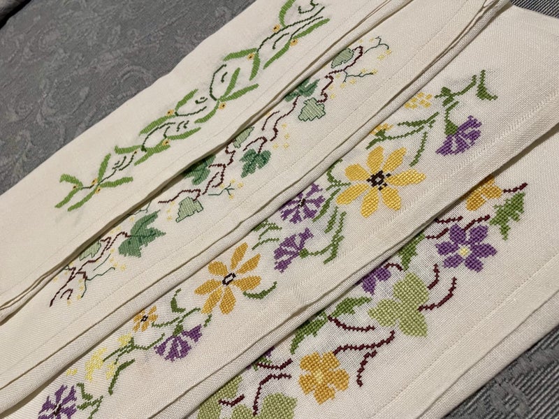 4 perfect hand embroidered Vintage botanical placemats Carousel 1
