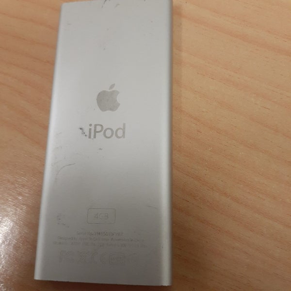IPod 4GB apple with charger Carousel 3