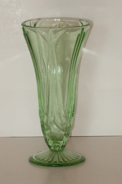 ***BEAUTIFUL VINTAGE GREEN DEPRESSION GLASS VASE*** Carousel 1